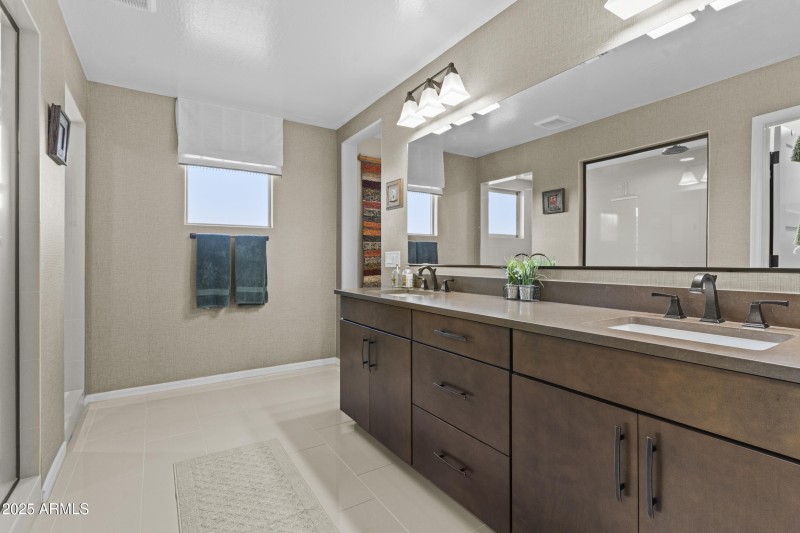 Primary Bath w/dual sinks