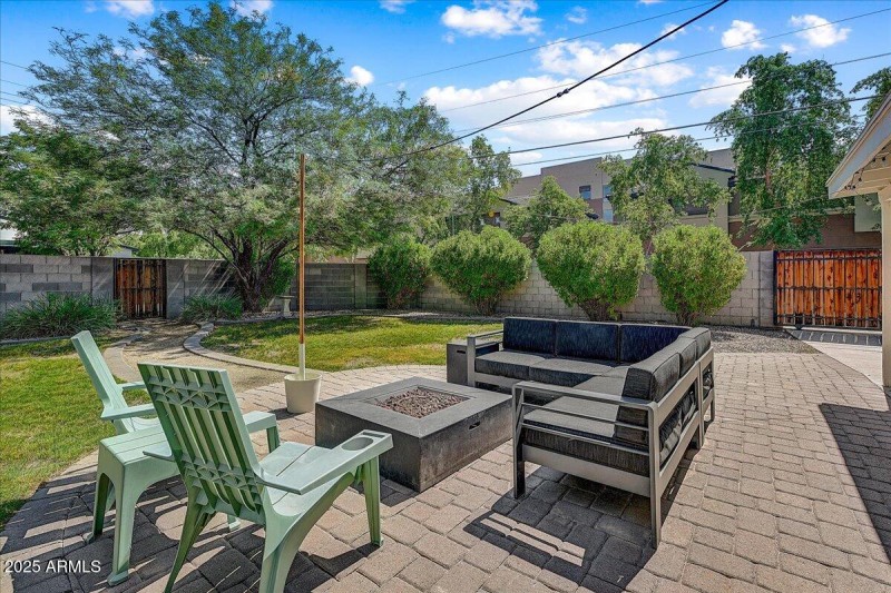 28-Conversation Area