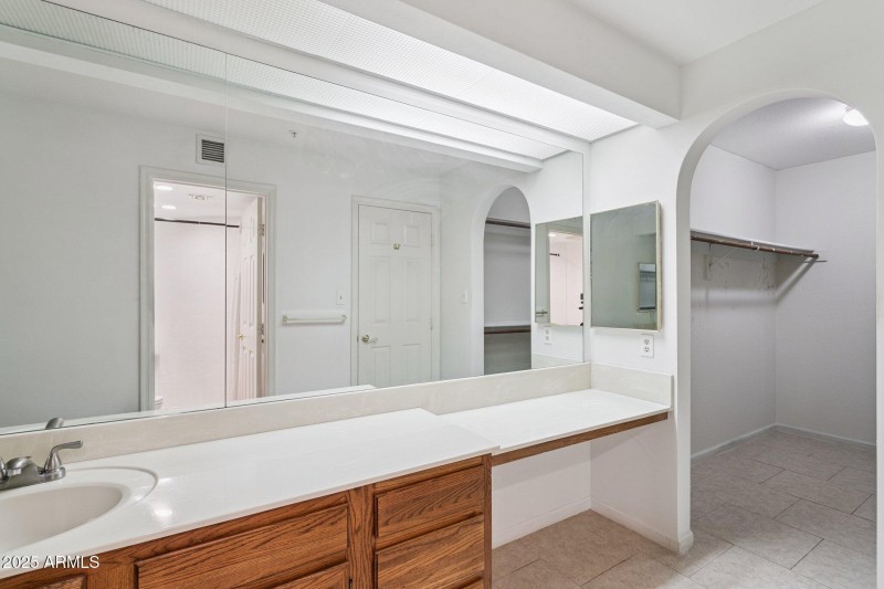 21-web-or-mls-4200-n-miller-rd-220