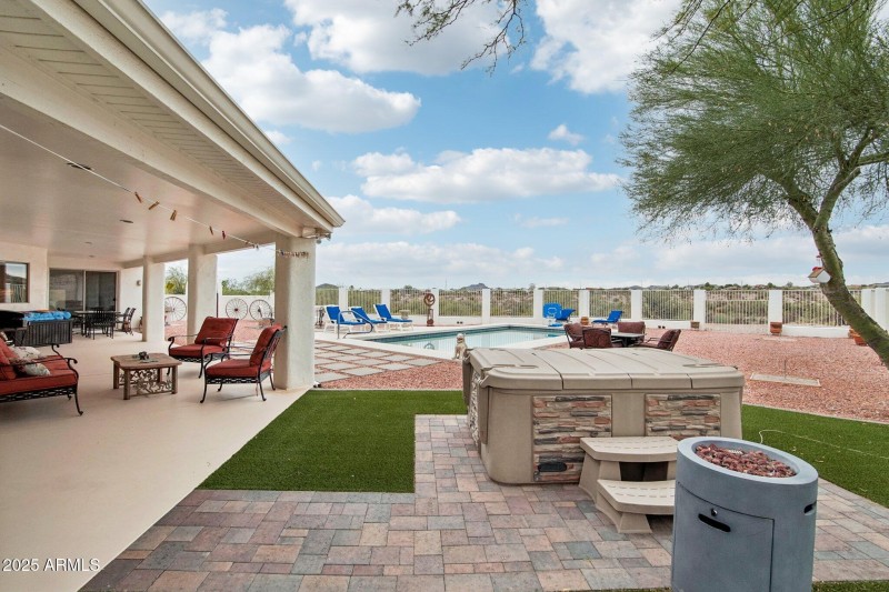 Pool & hot tub to enjoy the view