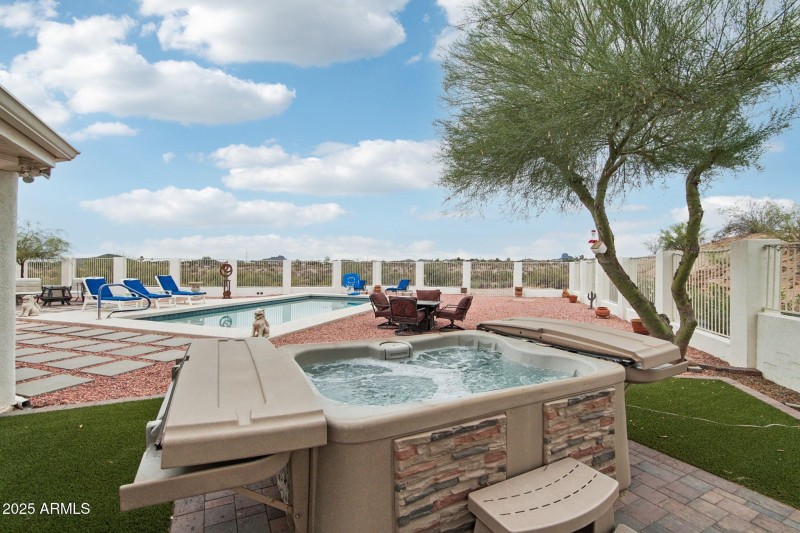 Pool & hot tub to enjoy the view