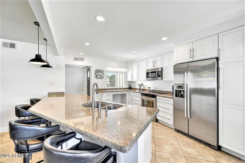 Breakfast bar w SS appliances