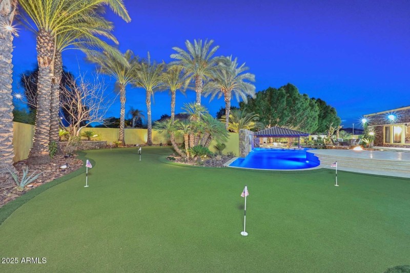 Night-Backyard Putting Green