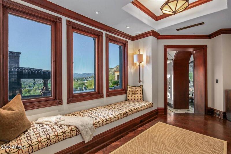 54-Guest Wing Sitting Area