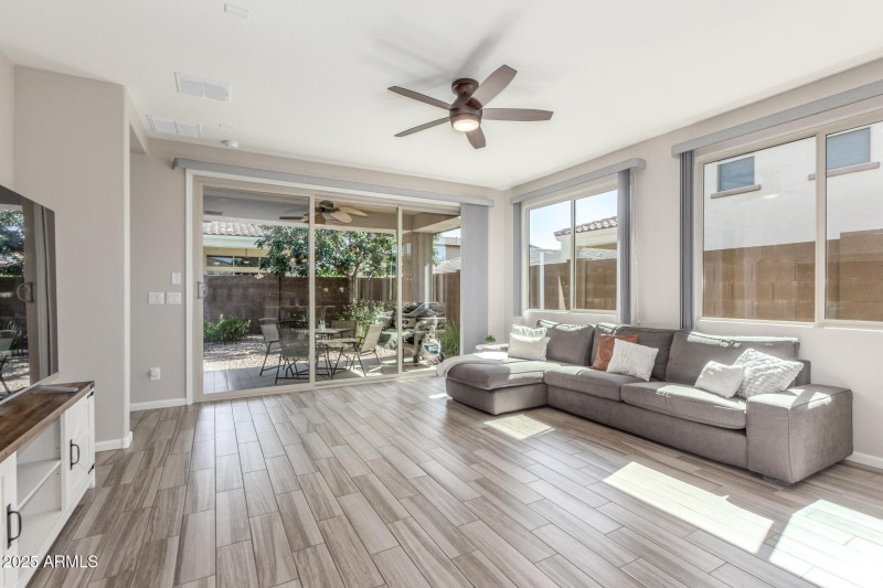 Family room 10 Durant