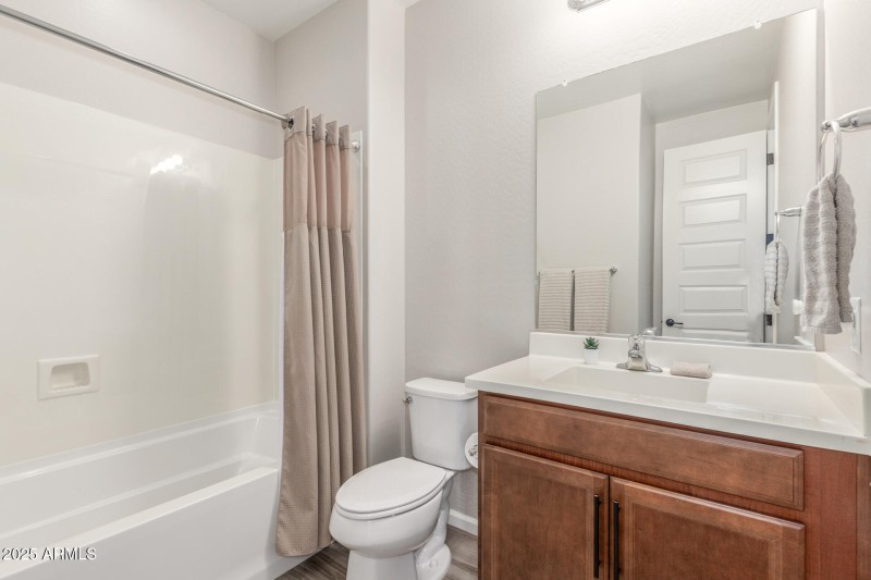 Main Bathroom 27 Durant