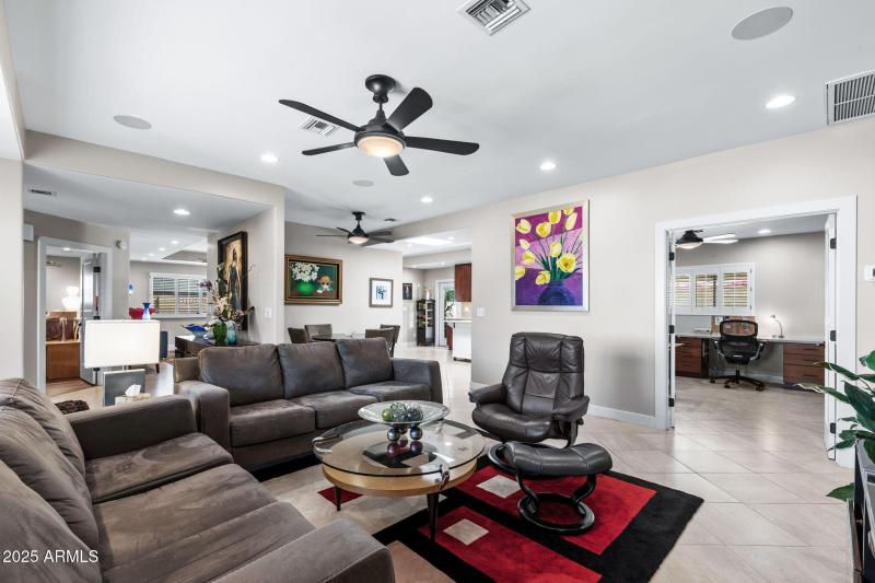 011__6001 E Edgemont Ave