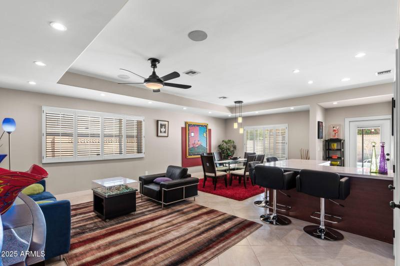 012__6001 E Edgemont Ave