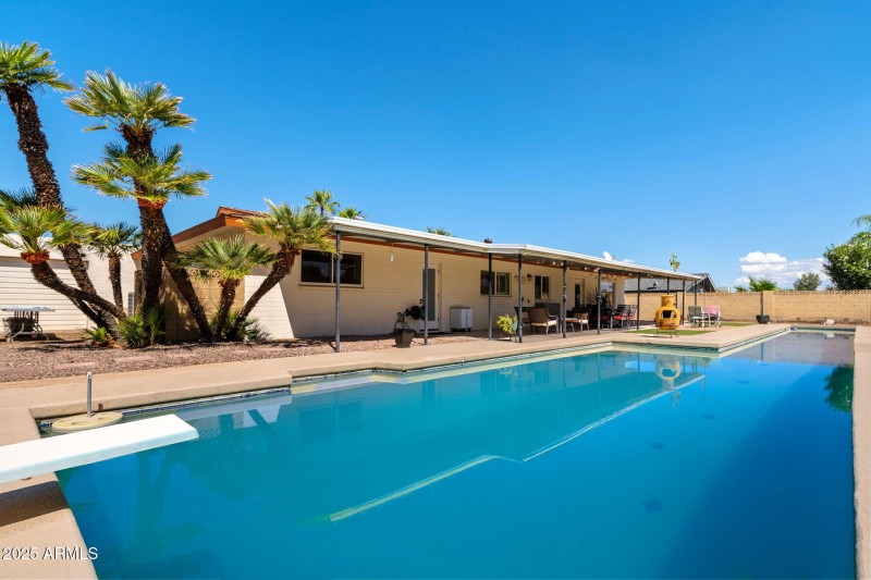 023__6001 E Edgemont Ave