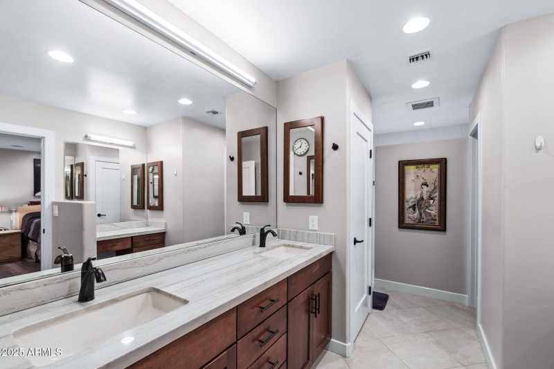 025__6001 E Edgemont Ave