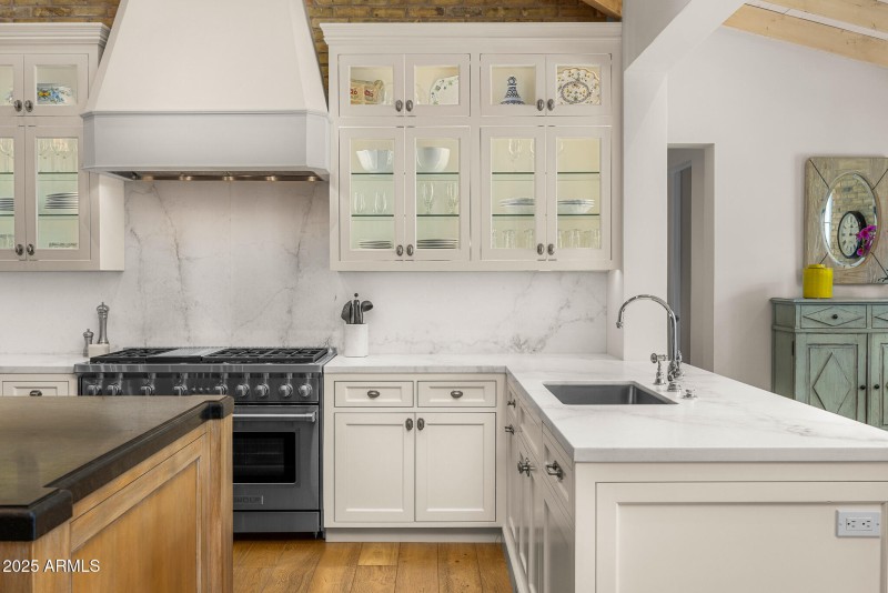 12luxury kitchen2