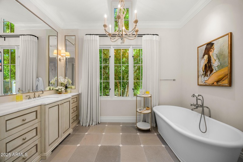 28primary bath_hers