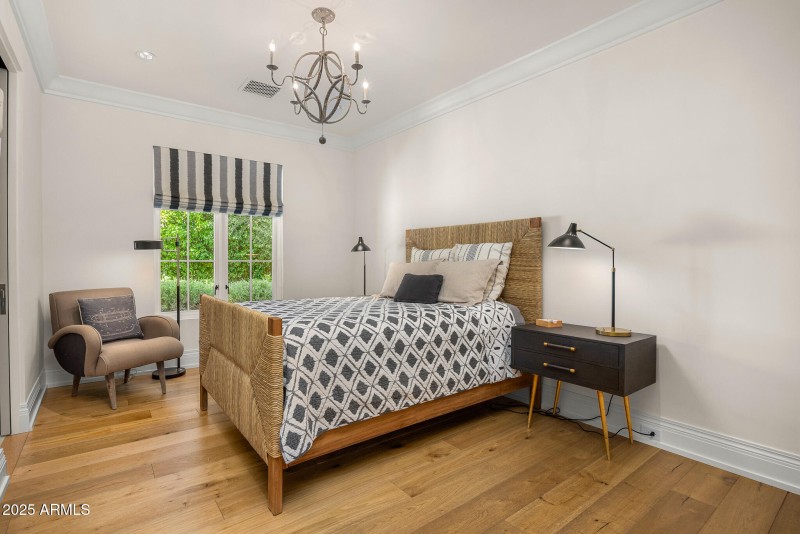 32guest bedroom1