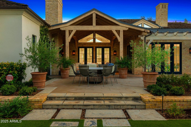 54backyard patio lounge_twilight