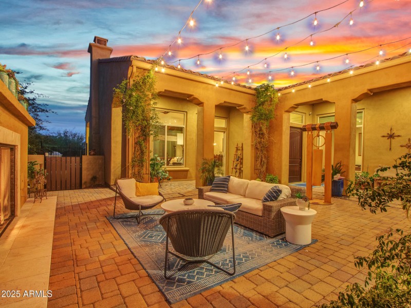 23-Eve_Courtyard-(5)