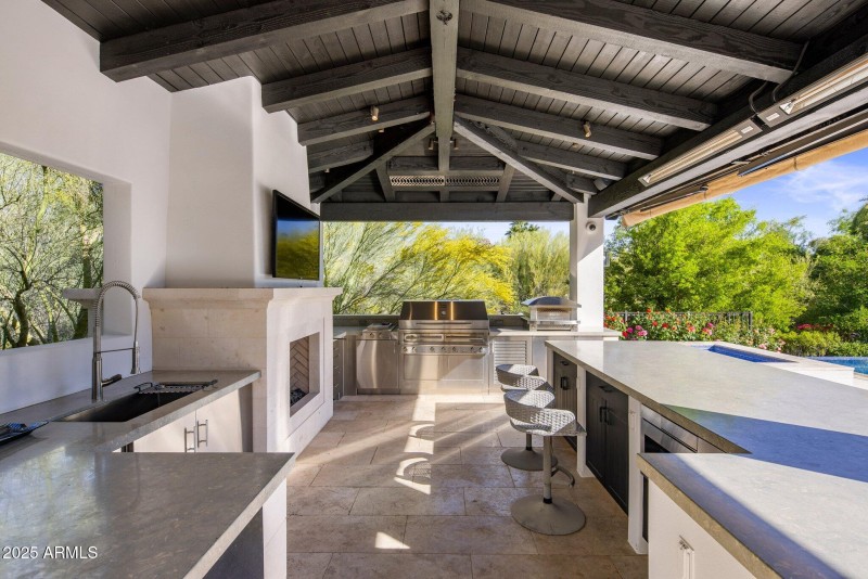 outdoor kitchen