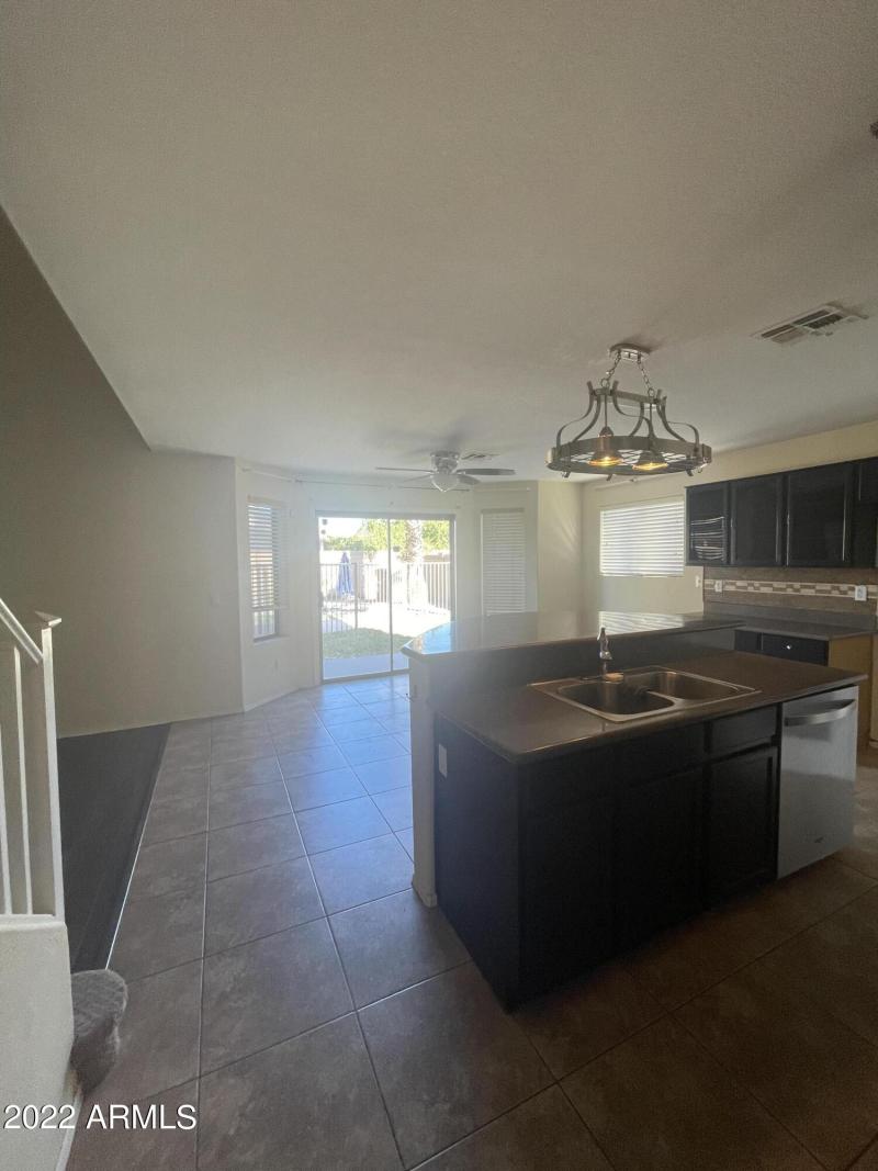 E7B81E3F-A245-4EE1-A0FF-DD3B537EE91F