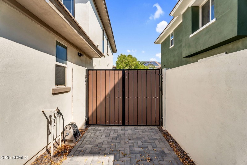 4-web-or-mls-3752 E Robin Ln-4