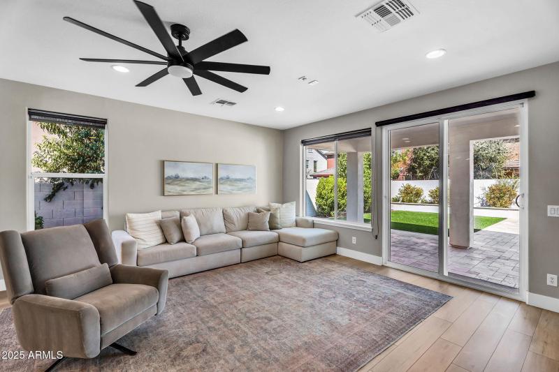 5-web-or-mls-3752 E Robin Ln-5