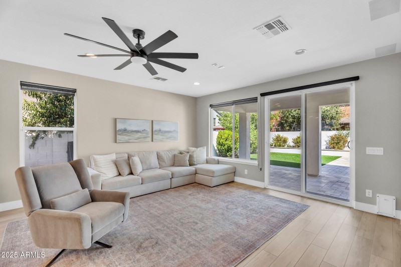 7-web-or-mls-3752 E Robin Ln-8