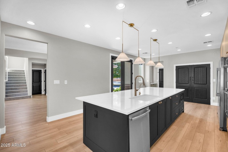 10-web-or-mls-3752 E Robin Ln-15