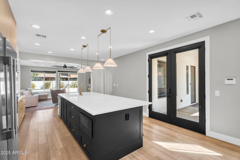 12-web-or-mls-3752 E Robin Ln-17