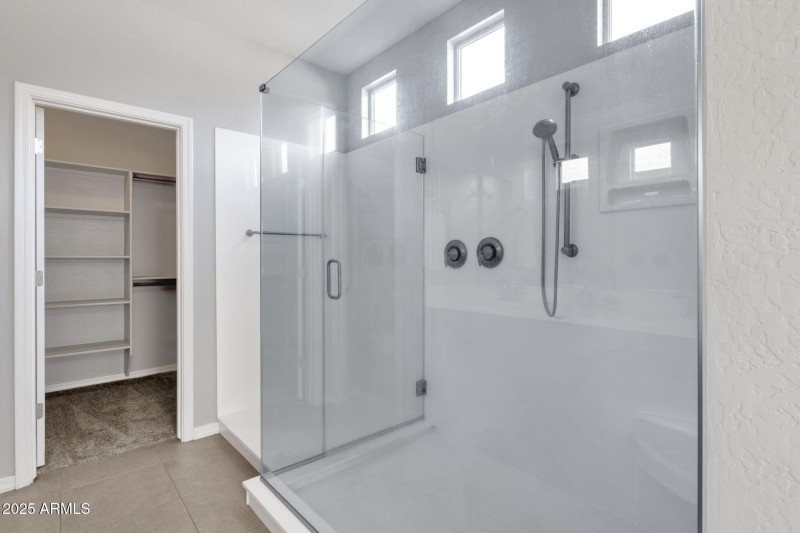 Primary bathroom w/walk-in shower