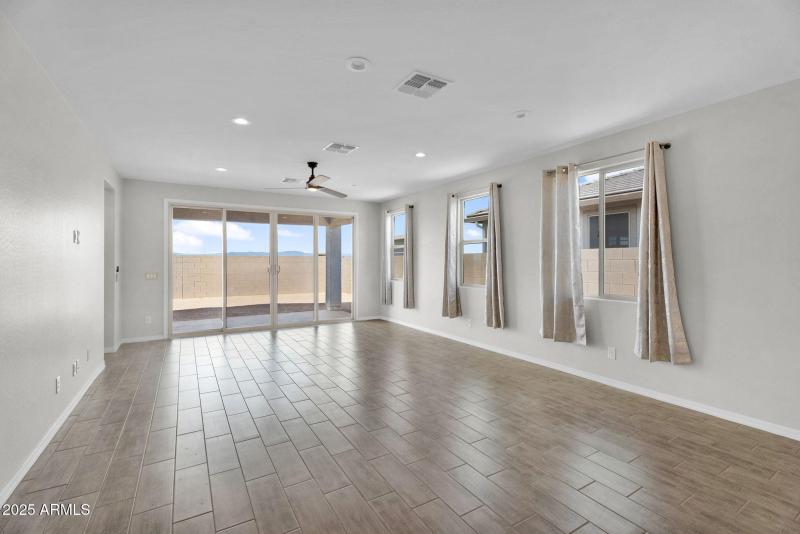 4-web-or-mls-18570 W Honeysuckle Dr -4