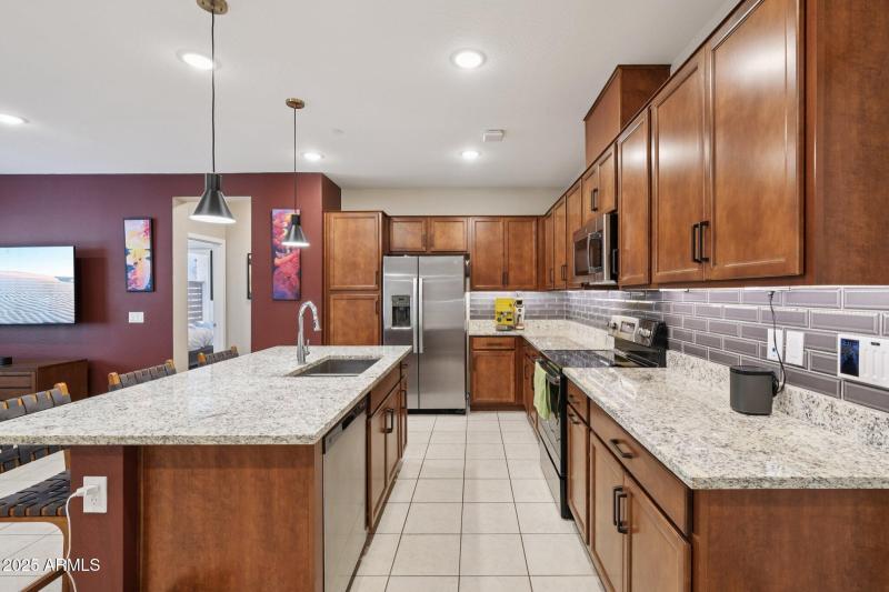 17-web-or-mls-E Furness Dr-S2009-013