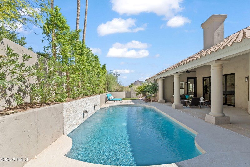 Pool w/ Fountains
