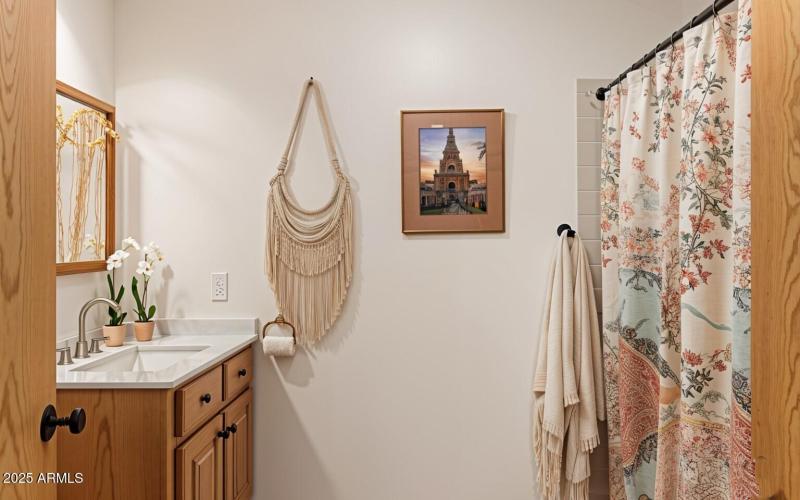 Lower bathroom VEIM-31