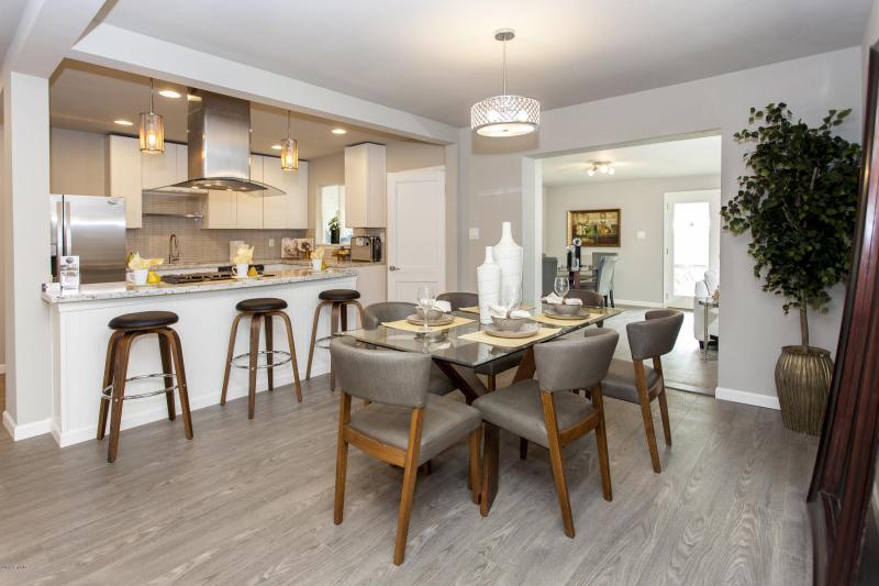 Dining area off kitchen