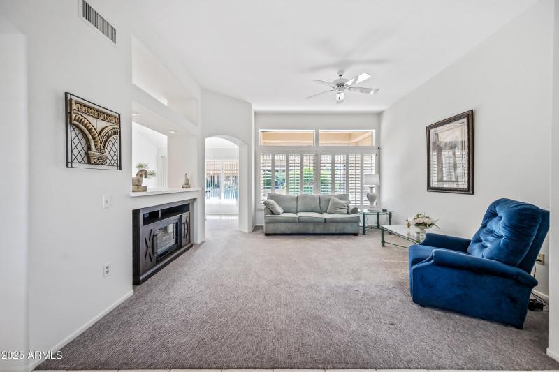 4-14529 Livinr Room Center