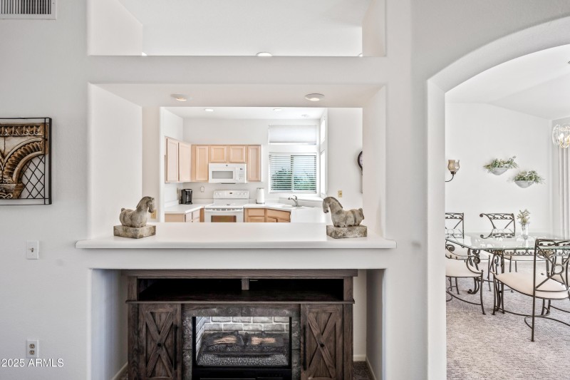 8-14529 Living room Towards Kitcehn Clos