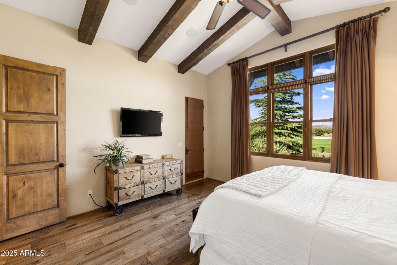 10-Primary Bedroom (2)