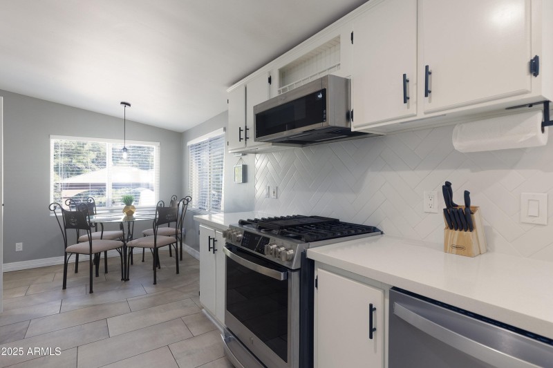 019_photo19_3030_w_young_st_sl_85901_ang