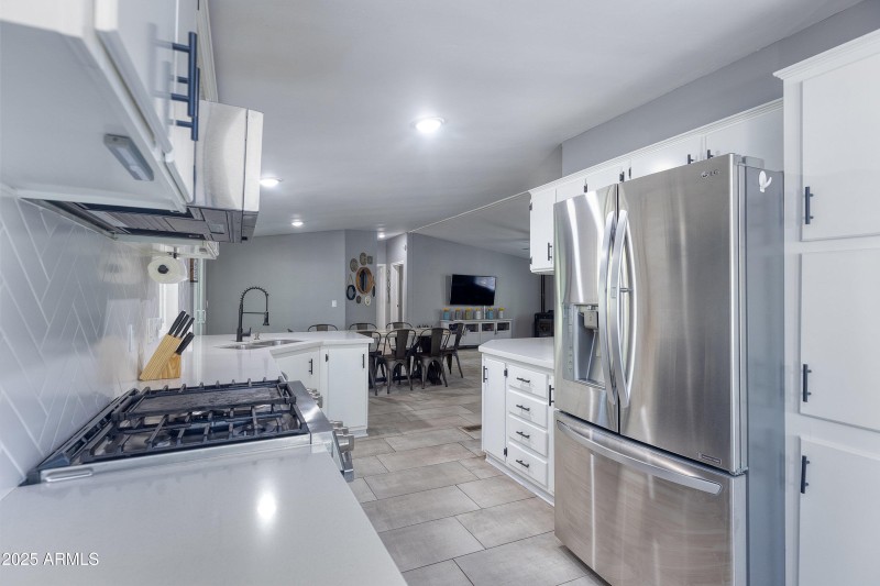 021_photo21_3030_w_young_st_sl_85901_ang