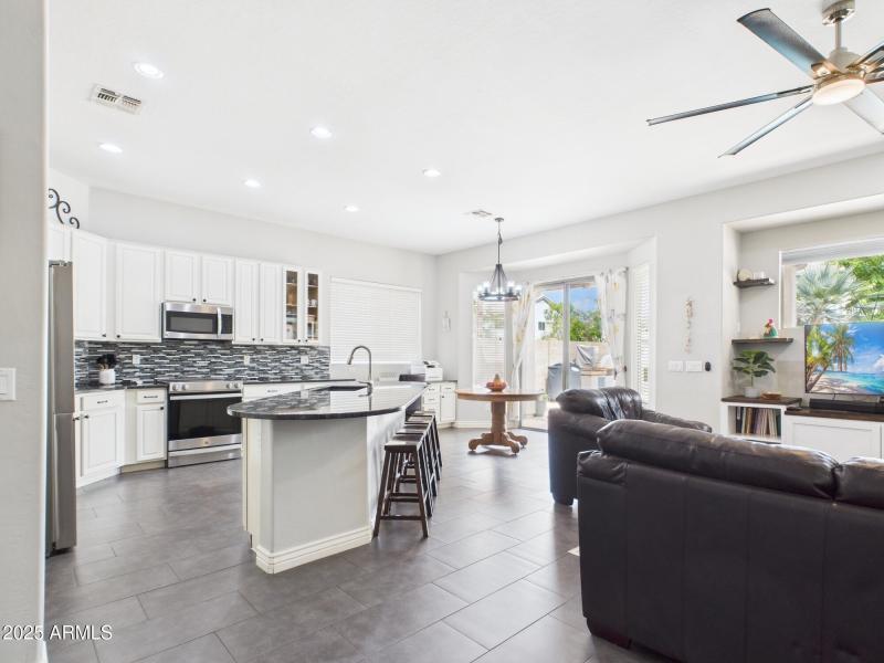 CAM02404G0-PR0144-STILL022