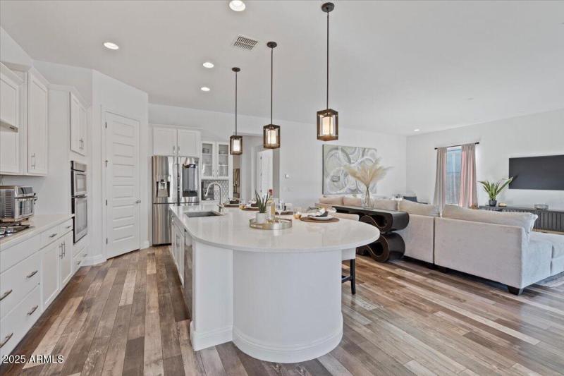 Curved Island w/added Seating