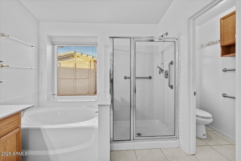 Walk In Shower & Soaker Tub