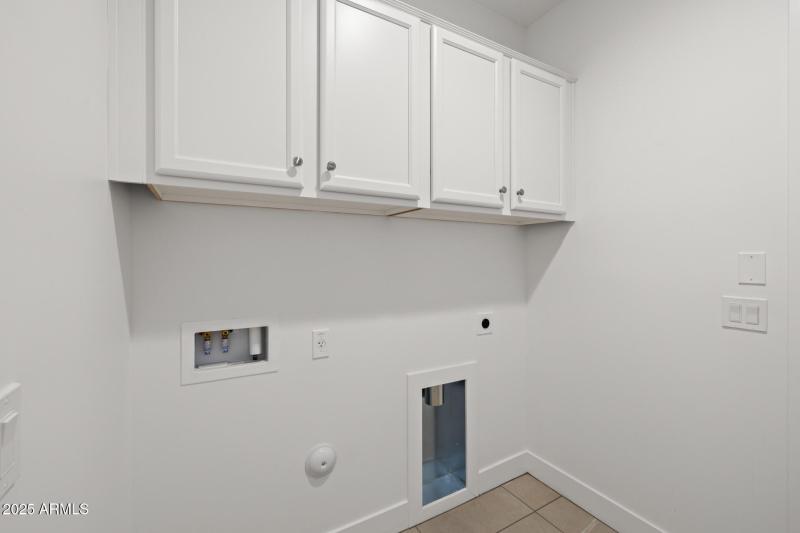 30)LAUNDRY ROOM