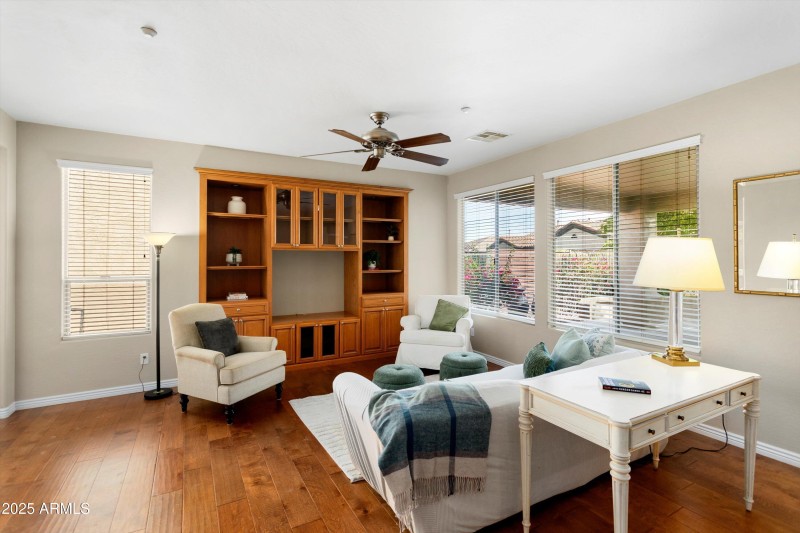 GRT ROOM W/ BUILT-IN