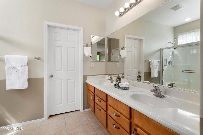 DOUBLE SINKS IN PRIMARY BATH