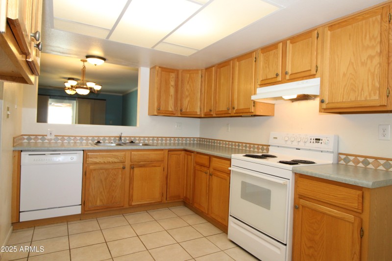 2432 W Eugie Kitchen 3