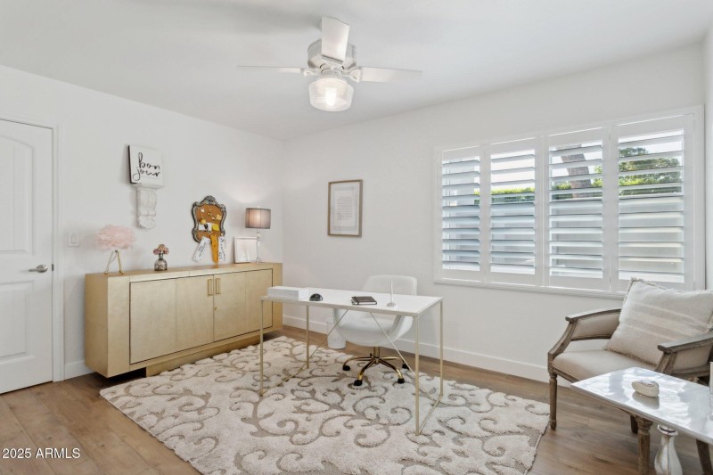 Office/ bedroom w walk in closet