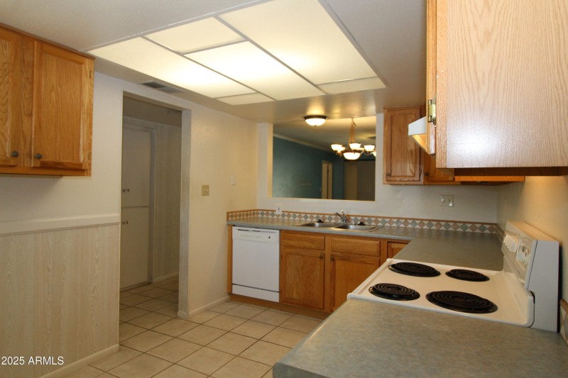 2432 W Eugie Kitchen 4