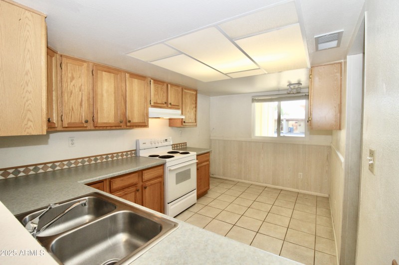 2432 W Eugie Kitchen 2