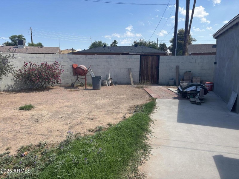 4718 E.. Pierce St. backyard