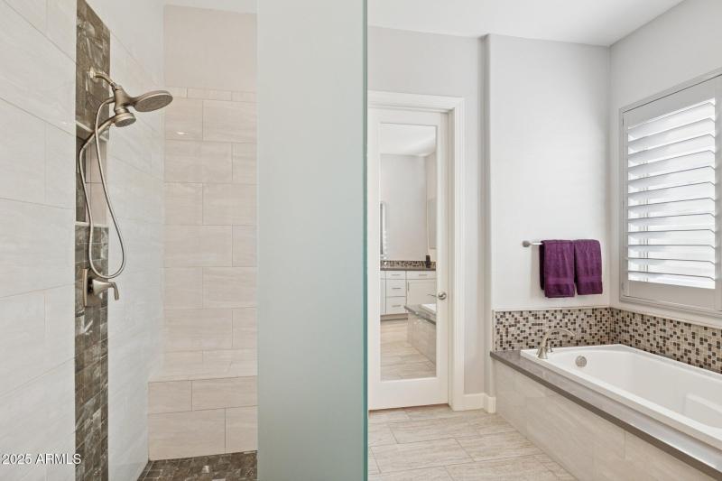 25-web-or-mls-10708-n-136th-pl