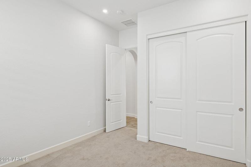 30-web-or-mls-10708-n-136th-pl